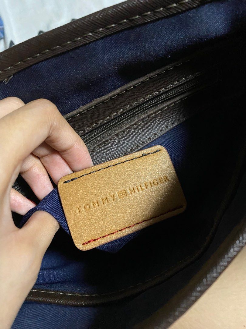 Tommy Hilfiger sling bag (authentic) (Category: Luxury Bags & Wallets) located in Paranaque City. Submitted by d_clutterss (Listing ID 1408430758, Image 2). Description: - authentic tommy hilfiger - has corrosion on the buckle - rfs decluttering .