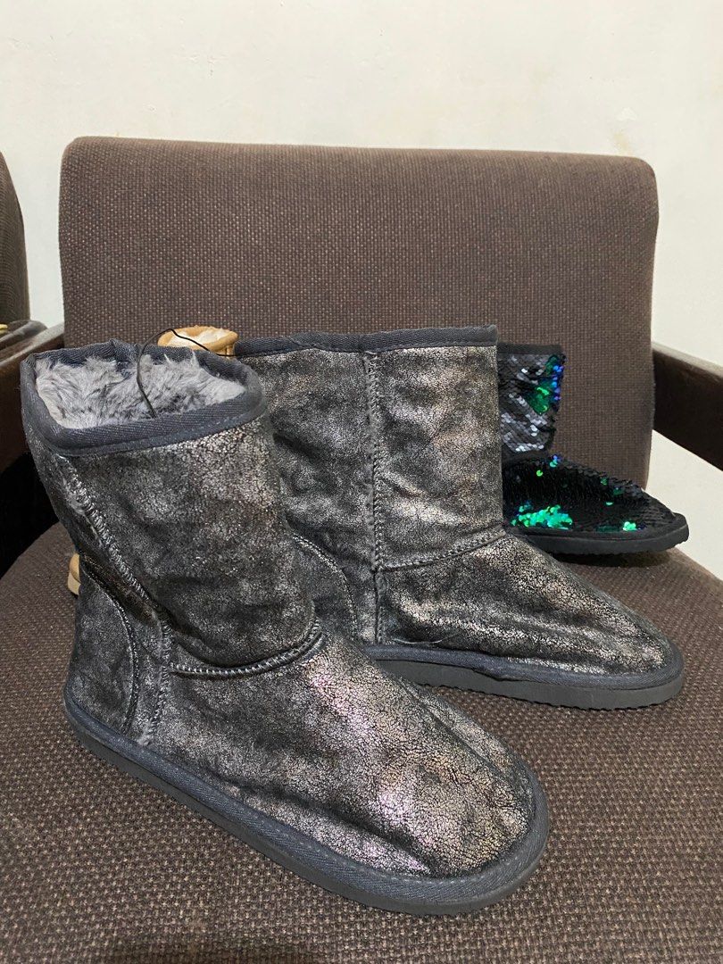 Women's Boots Size 6 Silver (Category: Slippers and slides) located in San Narciso. Submitted by boypablo1998 (Listing ID 1408430725, Image 1). Description: - Silver KMA women's ankle boots - Size: 6 - Faux fur lining - Metallic finish - Black soles - Includes inner tag.