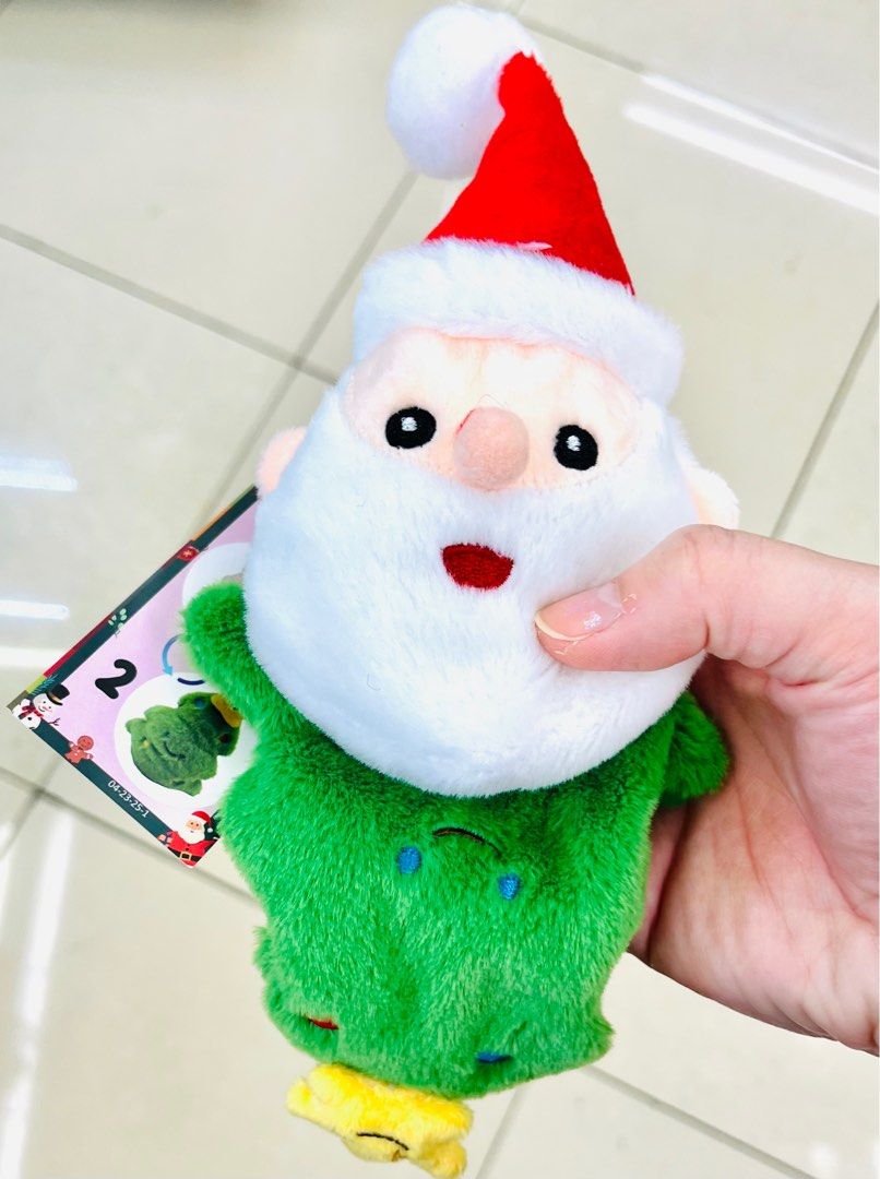 現貨🎄🎅🏻聖誕樹聖誕人毛公仔掛飾 聖誕樹裝飾 聖誕裝飾 聖誕老人公仔 兒童玩具 派對用品 室內裝飾 聖誕禮物 CHRISTMAS TREE SANTA HOME PARTY DECORATION （分類：文具及工藝 - 節日佈置及裝飾）位於 Hong Kong。 由 swroom 提交（商品編號 1408572260，圖片 1）。簡介： 🎄$65 件 , 全新未開封 🎁銷情迅速請早訂購，售完即止‼️ 🛍更多卡通精品玩具FOLLOW US ： carousell.com/swroom 📥INBOX 購買請提供以下資料 ： ▫️ 款式及件數 ▫️付款方式 : PAYME / FPS / ALIPAYHK ▫️郵寄方式： 📮 $10 up 本地平郵 ( 一般情況 3-4 工作天寄出 ) 📦 SF順豐到付 ( 一般情況 2-3 工作天寄出 ) ❌ 不設面交 **** 確認全數付款後才留貨及安排寄出 *** ⚜️相關產品⚜️ 現貨🎄聖誕裝飾啫喱貼裝飾☃️雪人 聖誕老人🎅🏻：