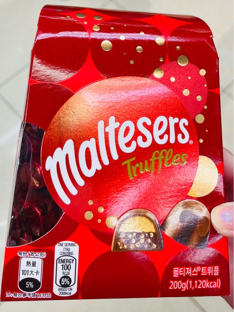 限量現貨🎁🍫正版麥提莎松露朱古力禮盒 新年禮物賀年糖果零食 結婚禮物情人節朱古力 情人節禮物 賀年糖果 TRUFFLES CHOCOLATE CHRISTMAS GIFT BOX SNACK PACK NEW YEAR VALENTINES BIRTHDAY CHRISTMAS GIFT DECORATIONS （分類：包裝食物&即食食物）位於 Hong Kong。 由 swroom 提交（商品編號 1408576841，圖片 1）。簡介： 🍫$69 盒 , $130 兩盒，全新未開封 🎁銷情迅速請早訂購，售完即止‼️ 🛍更多卡通精品玩具FOLLOW US ： carousell.com/swroom 📥INBOX 購買請提供以下資料 ： ▫️ 款式及件數 ▫️付款方式 : PAYME / FPS / ALIPAYHK ▫️郵寄方式： 📦 SF順豐到付 ( 一般情況 2-3 工作天寄出 ) ❌ 不設面交 **** 確認全數付款後才留貨及安排寄出 *** ⚜️相關產品⚜️ 限