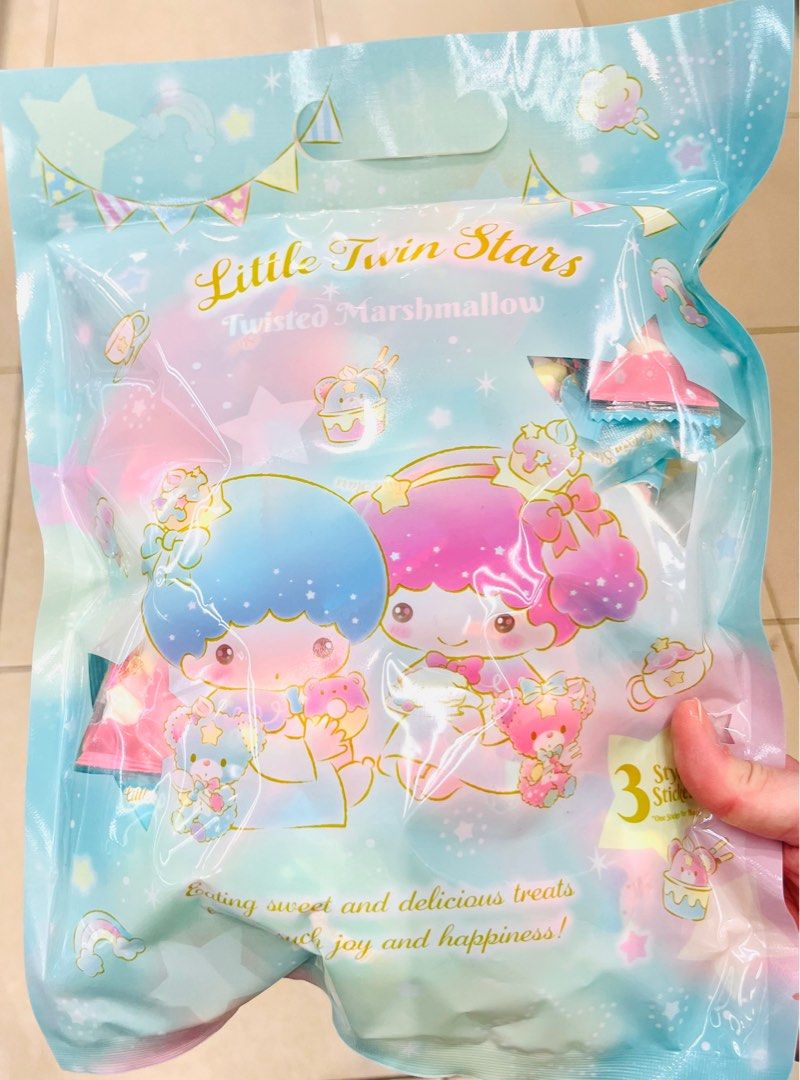 限量現貨🍬🌈彩色扭紋綿花糖 🍬正版 SANRIO 雙子星小天使 LITTLE TWINS STAR公仔貼紙 棉花糖 零食包 生日禮物 聖誕派對零食 新年禮物 結婚禮物 MARSHMALLOWS PACKED SNACKS NEW YEAR CHRISTMAS BIRTHDAY WEDDING SNACK CANDY （分類：禮品籃和禮籃）位於 Hong Kong。 由 swroom 提交（商品編號 1408648652，圖片 1）。簡介： 🍫$42包，$80 兩包，全新未開封 🎁銷情迅速請早訂購，售完即止‼️ 🛍更多卡通精品玩具FOLLOW US ： carousell.com/swroom 📥INBOX 購買請提供以下資料 ： ▫️ 款式及件數 ▫️付款方式 : PAYME / FPS / ALIPAYHK ▫️郵寄方式： 📦 SF順豐到付 ( 一般情況 2-3 工作天寄出 ) ❌ 不設面交 **** 確認全數付款後才留貨及安排寄出 *** ⚜️相關產品⚜️ 現貨🍬朱