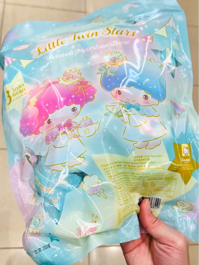 限量現貨🍬🌈彩色扭紋綿花糖 🍬正版 SANRIO 雙子星小天使 LITTLE TWINS STAR公仔貼紙 棉花糖 零食包 生日禮物 聖誕派對零食 新年禮物 結婚禮物 MARSHMALLOWS PACKED SNACKS NEW YEAR CHRISTMAS BIRTHDAY WEDDING SNACK CANDY （分類：禮品籃和禮籃）位於 Hong Kong。 由 swroom 提交（商品編號 1408648652，圖片 2）。簡介： 🍫$42包，$80 兩包，全新未開封 🎁銷情迅速請早訂購，售完即止‼️ 🛍更多卡通精品玩具FOLLOW US ： carousell.com/swroom 📥INBOX 購買請提供以下資料 ： ▫️ 款式及件數 ▫️付款方式 : PAYME / FPS / ALIPAYHK ▫️郵寄方式： 📦 SF順豐到付 ( 一般情況 2-3 工作天寄出 ) ❌ 不設面交 **** 確認全數付款後才留貨及安排寄出 *** ⚜️相關產品⚜️ 現貨🍬朱