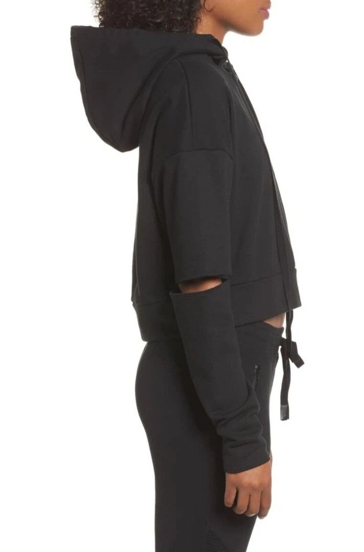 Alo Yoga Cut-Out Sleeve Pullover Hoodie (Category: Activewear) located in Singapore. Submitted by snowyjoy (Listing ID 1408645892, Image 3). Description: Non-nego, no trades No meetups Postage: $2.80 (tracked) Wore a couple of times, in excellent condition Size: XS Ptp: 19.5" Length: 18.5".