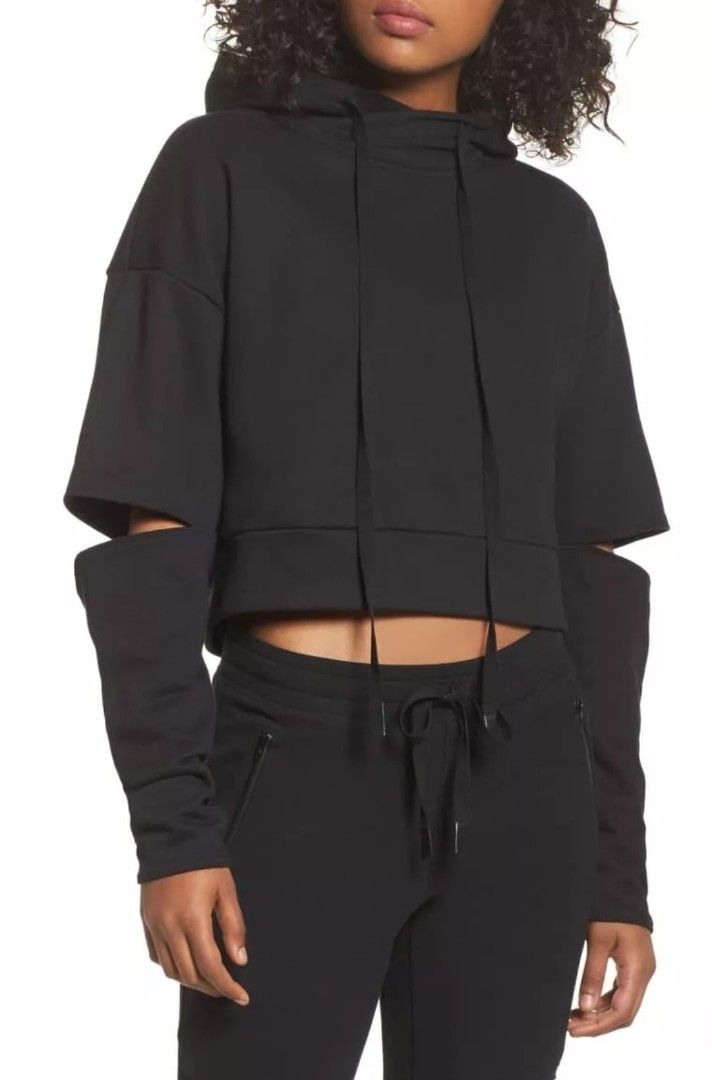 Alo Yoga Cut-Out Sleeve Pullover Hoodie (Category: Activewear) located in Singapore. Submitted by snowyjoy (Listing ID 1408645892, Image 2). Description: Non-nego, no trades No meetups Postage: $2.80 (tracked) Wore a couple of times, in excellent condition Size: XS Ptp: 19.5" Length: 18.5".