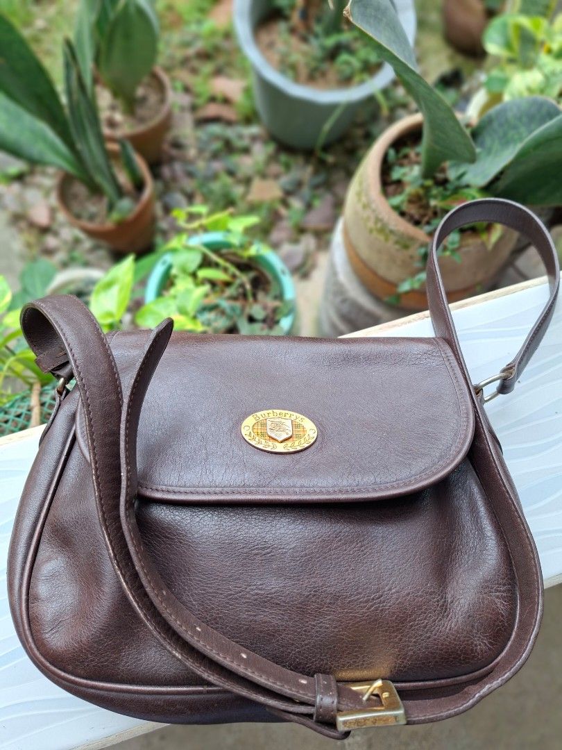 Authentic Vintage Burberry crossbody (Category: Luxury Bags & Wallets) located in Santa Maria. Submitted by mikavillaflor4 (Listing ID 1408553005, Image 1). Description: vintage authentic ukay source no major issue minimal signs of usage made in spain.