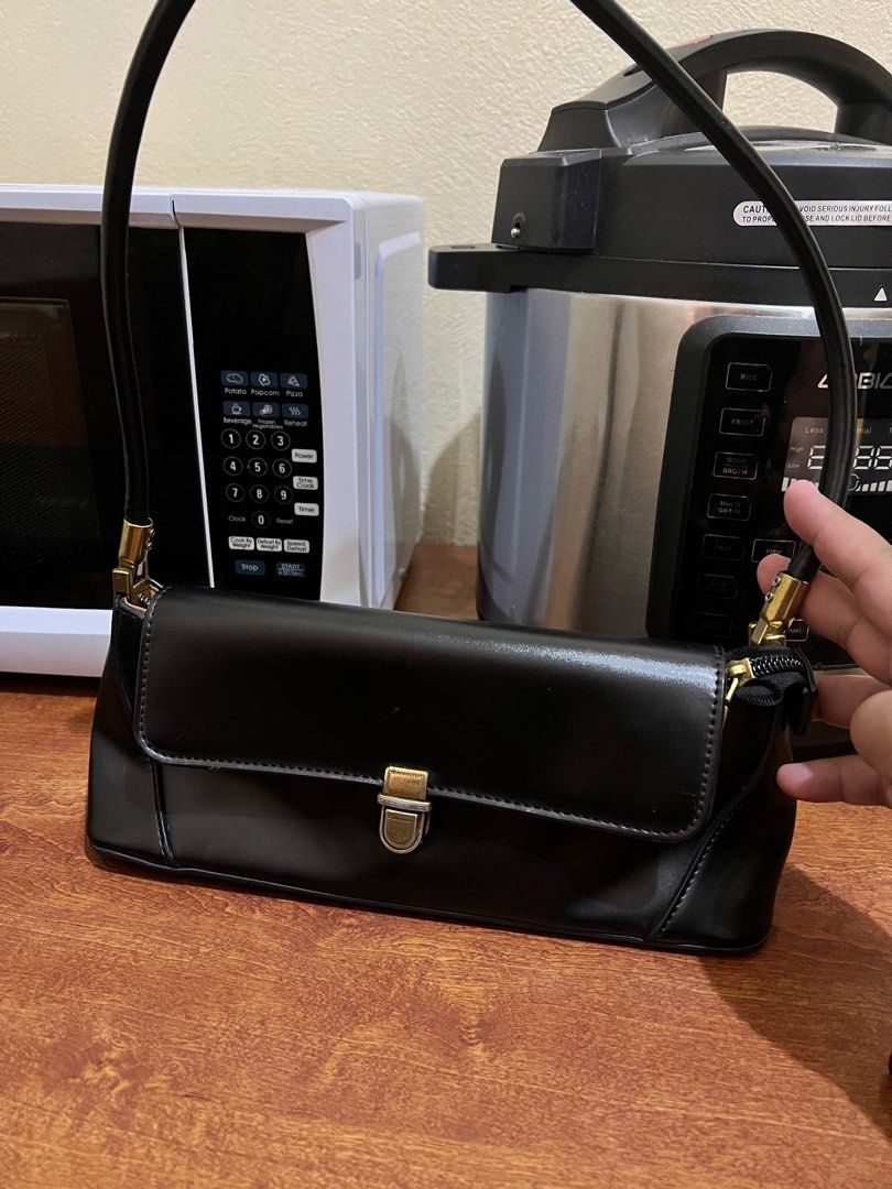 Chennai & Karina Black Shoulder Bag (Category: Shoulder Bags) located in Taguig. Submitted by marshmy (Listing ID 1408672957, Image 1). Description: Preloved kili bag.