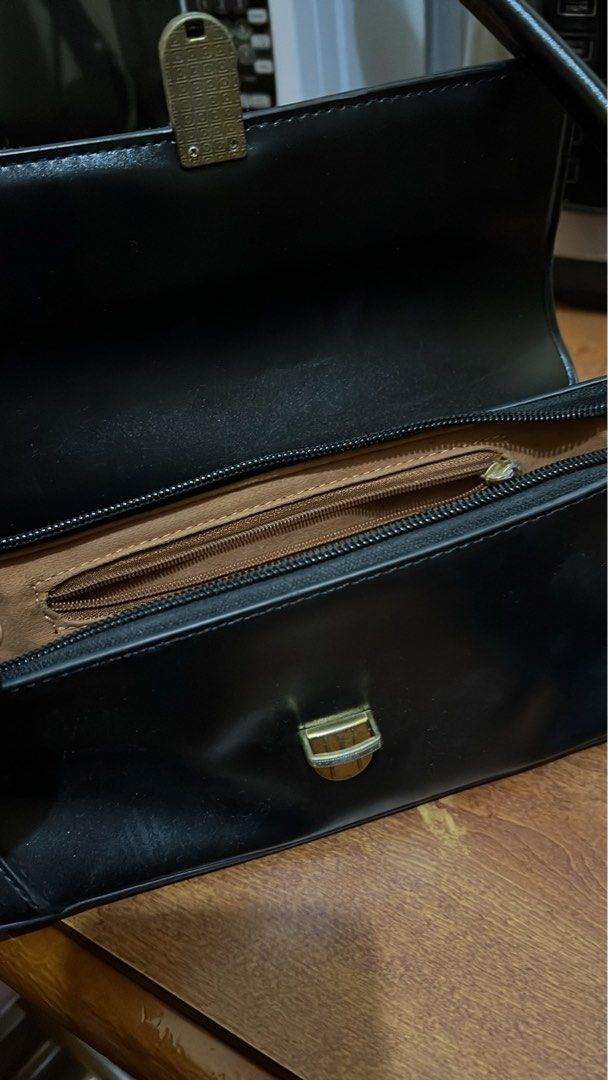 Chennai & Karina Black Shoulder Bag (Category: Shoulder Bags) located in Taguig. Submitted by marshmy (Listing ID 1408672957, Image 2). Description: Preloved kili bag.