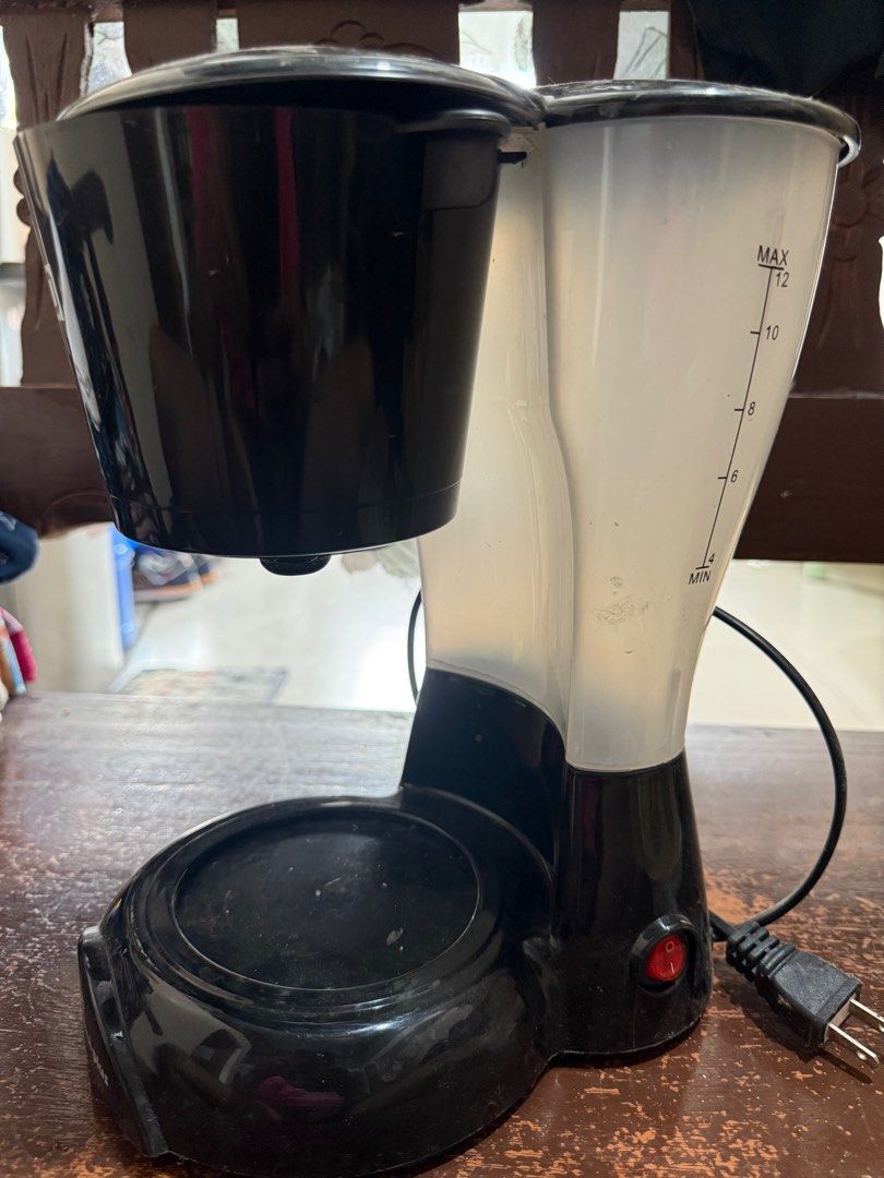 Coffee Maker with Filter (Category: Coffee Machines & Makers) located in Manila. Submitted by adriatico-1128 (Listing ID 1408509380, Image 3). Description: Issue: Wala lang yung jar nya. Buy nalsng sa shoppee mura lang. not using anymore may bagong machine na. .