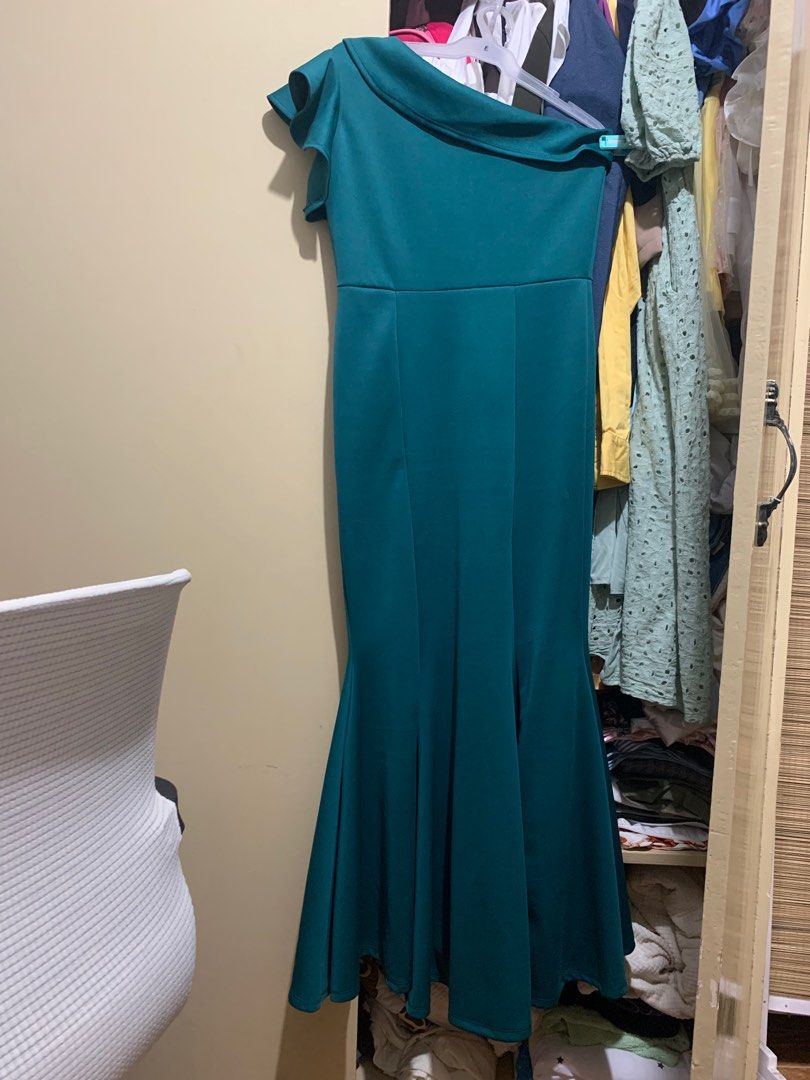 Emerald Green Mermaid Dress (Category: Dresses) located in Mandaluyong City. Submitted by cmeshop (Listing ID 1408688621, Image 1). Description: - Emerald green off-shoulder dress - Mermaid silhouette - Fitted bodice - Flared skirt - Subtle waist seam detail - Suitable for formal events and special occasions.