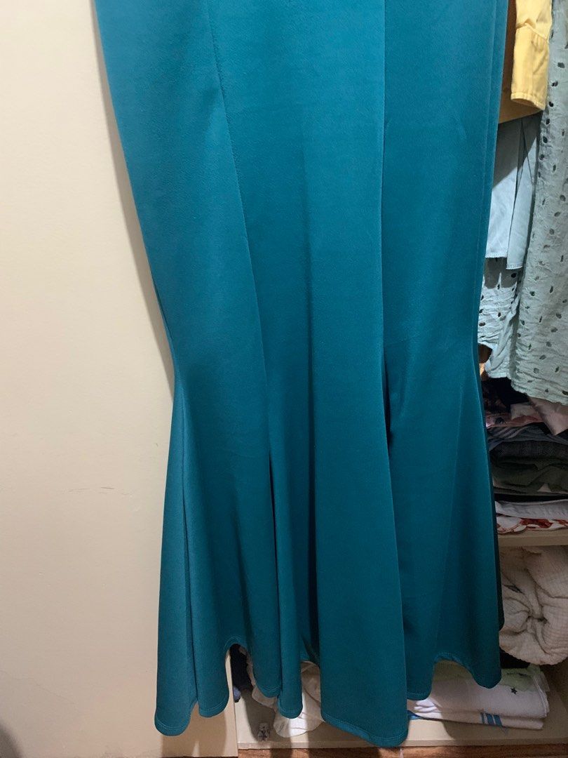 Emerald Green Mermaid Dress (Category: Dresses) located in Mandaluyong City. Submitted by cmeshop (Listing ID 1408688621, Image 3). Description: - Emerald green off-shoulder dress - Mermaid silhouette - Fitted bodice - Flared skirt - Subtle waist seam detail - Suitable for formal events and special occasions.