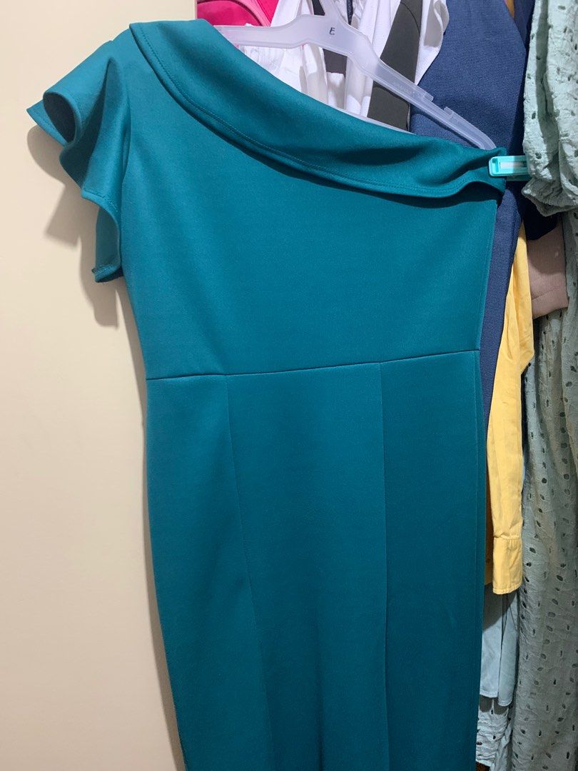 Emerald Green Mermaid Dress (Category: Dresses) located in Mandaluyong City. Submitted by cmeshop (Listing ID 1408688621, Image 2). Description: - Emerald green off-shoulder dress - Mermaid silhouette - Fitted bodice - Flared skirt - Subtle waist seam detail - Suitable for formal events and special occasions.