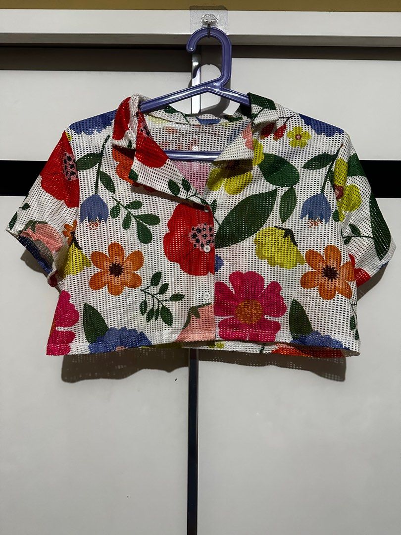 Floral Cropped Top (Category: Blouses) located in Quezon City. Submitted by brookslide (Listing ID 1408631307, Image 1). Description: - Floral cropped top - Short sleeves - Collared neckline - Mesh fabric - Button-up front - Colorful floral print on white background.