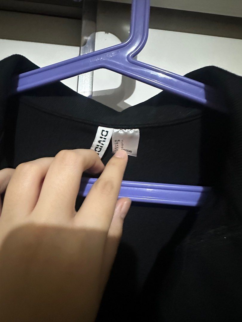H&M Black Crop Top (Category: Others Tops) located in Quezon City. Submitted by brookslide (Listing ID 1408631249, Image 2). Description: - H&M Black Crop Top - Size: L - Features: Collared neckline, short sleeves - Fabric: Comfortable - Style: Versatile for casual wear Never been used Can send more photos.