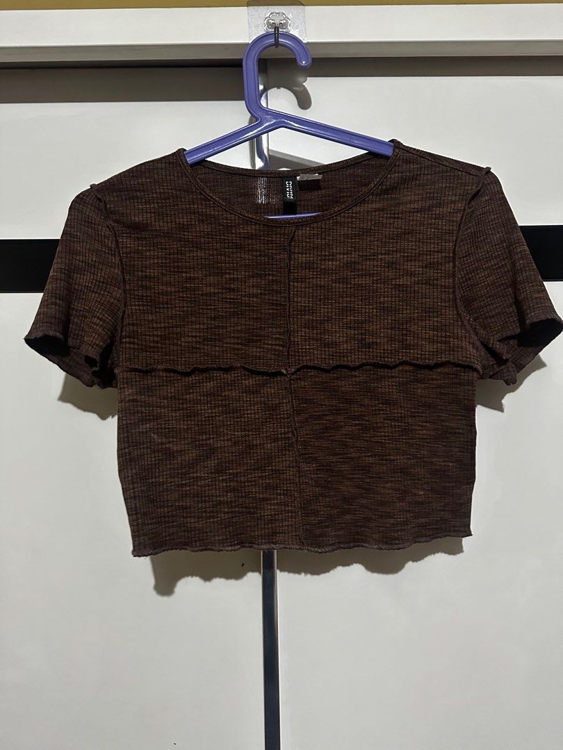 H&M Divided Brown Crop Top - Size M (Category: Others Tops) located in Quezon City. Submitted by brookslide (Listing ID 1408631145, Image 1). Description: - H&M Divided crop top - Color: Brown - Size: M - Features: Round neckline, short sleeves, chest seam detail - Fabric: Ribbed texture - Perfect for casual wear.