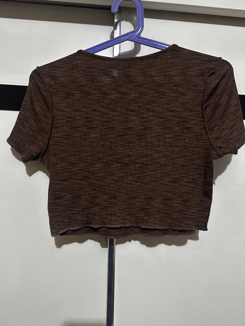 H&M Divided Brown Crop Top - Size M (Category: Others Tops) located in Quezon City. Submitted by brookslide (Listing ID 1408631145, Image 3). Description: - H&M Divided crop top - Color: Brown - Size: M - Features: Round neckline, short sleeves, chest seam detail - Fabric: Ribbed texture - Perfect for casual wear.