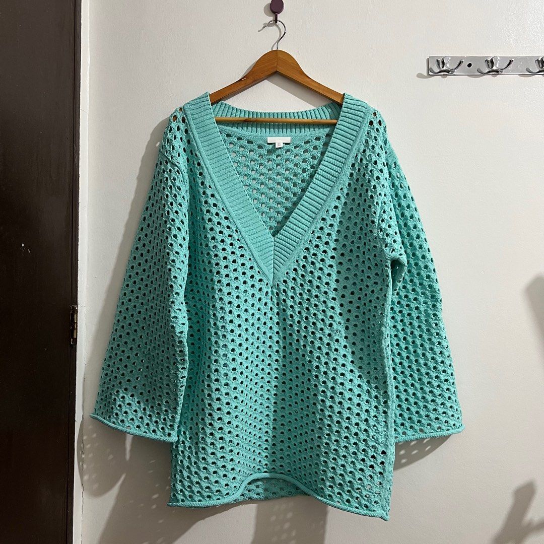H&M Open Knit V-Neck Sweater (Thick Fabric) (Category: Coats, Jackets and Outerwear) located in Quezon City. Submitted by lunaaaarr (Listing ID 1408599419, Image 1). Description: Medium on tag but can fit up to Large Brand New. Never used Color may vary due to lighting Color: Light Teal Size - Shoulder: 21 inches - Length: 31.5 inches - Sleeve Length: 23 inches ‼️ Payment first before shipping of item/s 🚫 No COD, bank transfer thru GCash ONLY ❌ 