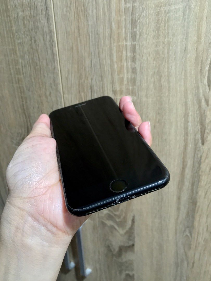 iphone 7 32gb (Category: iPhone 7 Series) located in Mandaluyong City. Submitted by needs99 (Listing ID 1408502717, Image 2). Description: -dents/chips paints sa corners -working fine ang fingerprint -also the speakers are fine -no sim restrictions din -Unit as is -cameras are still good -no history of repair.