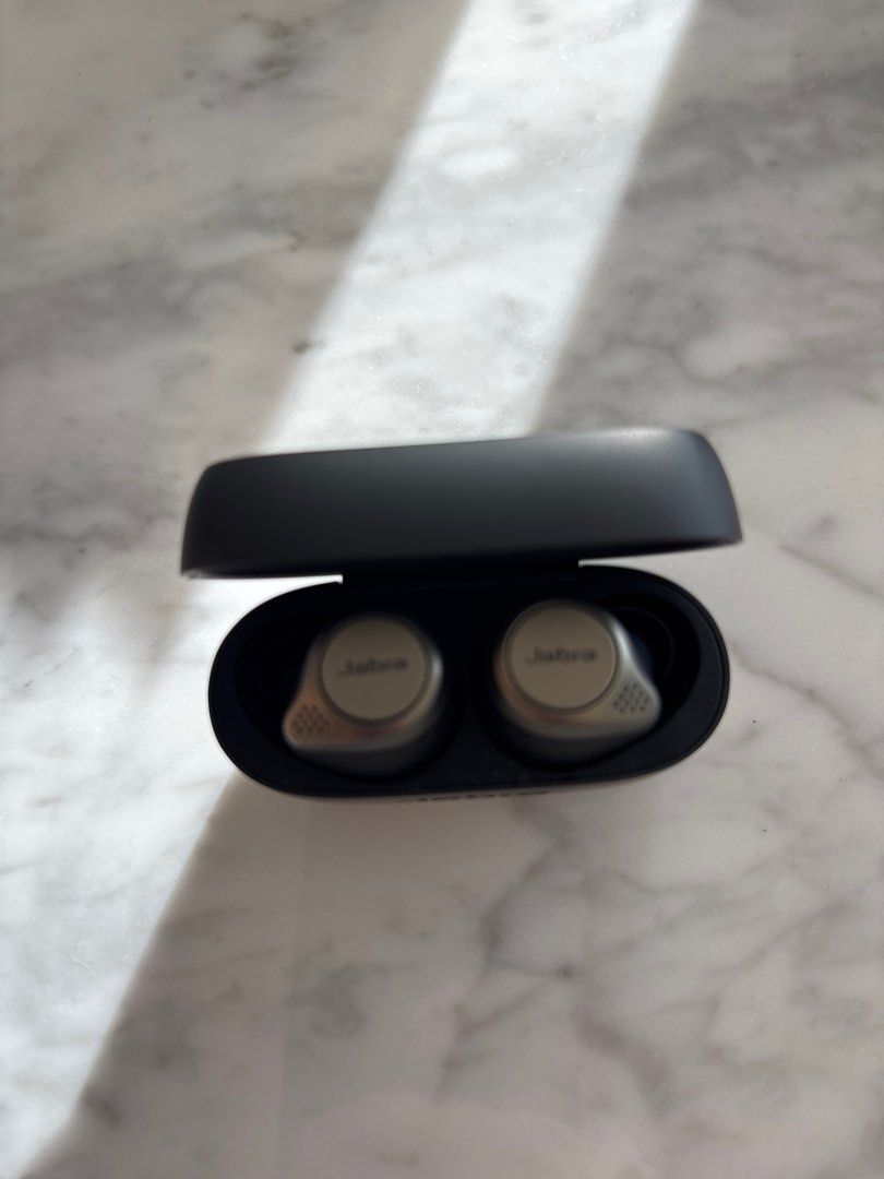 Jabra Earbuds with Charging Case64675689364737111