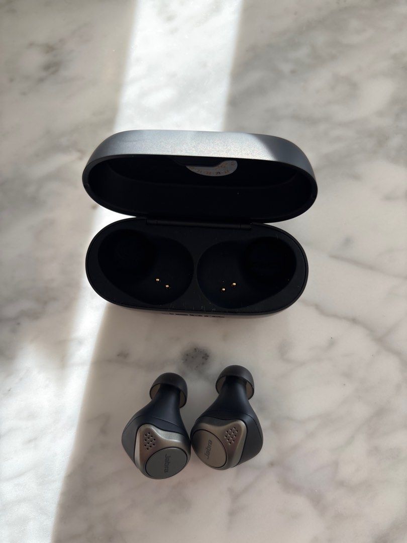 Jabra Earbuds with Charging Case64675689364737112