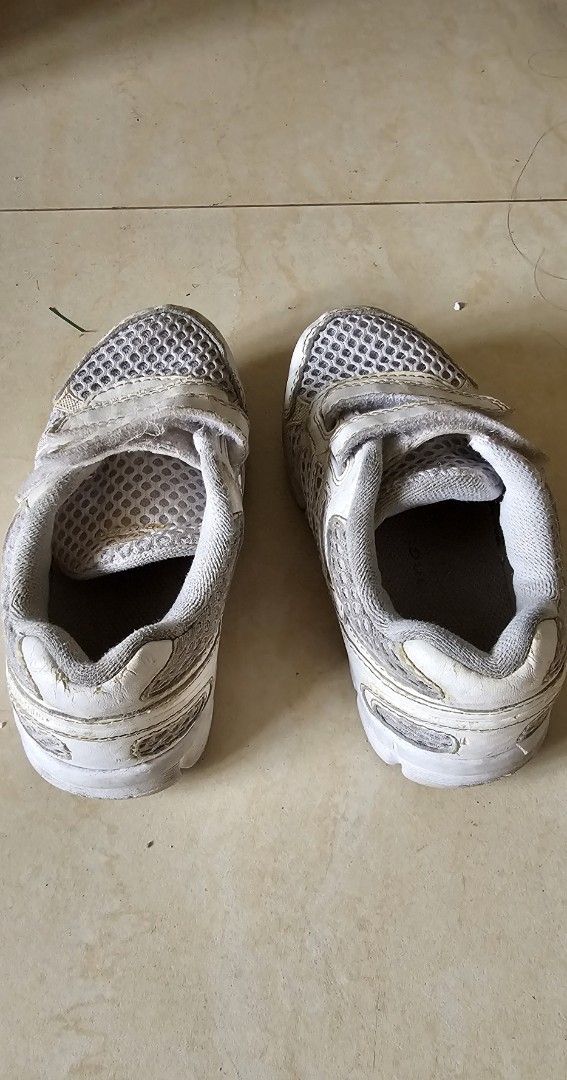 Kids' White Velcro Sneakers (Category: Babies & Kids Fashion) located in Cebu City. Submitted by everythingonearth (Listing ID 1408630030, Image 1). Description: - White sneakers for kids - Mesh upper for breathability - Easy velcro straps - Neutral color, great for any outfit - Comfortable fit - Suitable for everyday use.