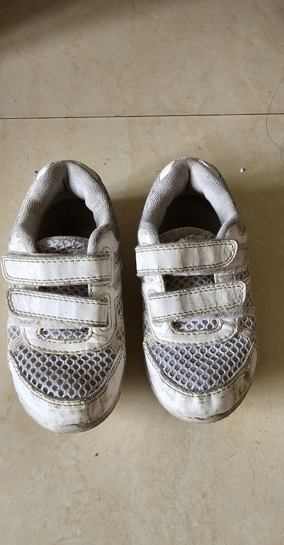 Kids' White Velcro Sneakers (Category: Babies & Kids Fashion) located in Cebu City. Submitted by everythingonearth (Listing ID 1408630030, Image 2). Description: - White sneakers for kids - Mesh upper for breathability - Easy velcro straps - Neutral color, great for any outfit - Comfortable fit - Suitable for everyday use.