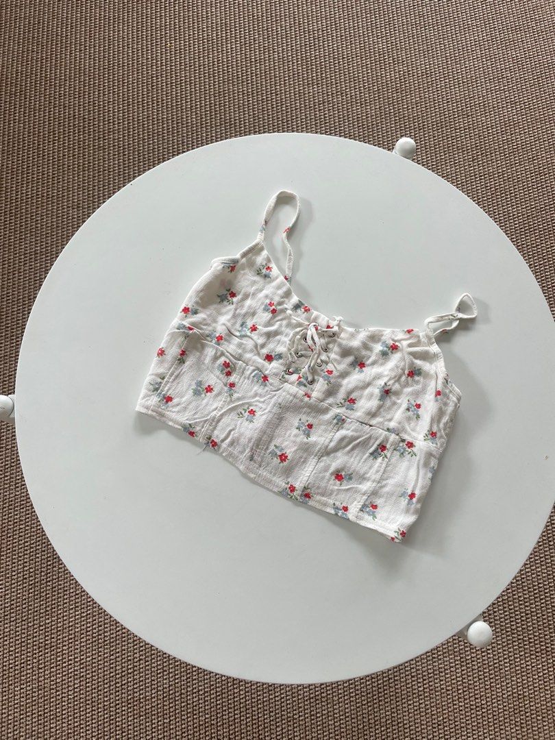 L.A. Hearts Floral Crop Top (Category: Others Tops) located in Muntinlupa City. Submitted by henlo03 (Listing ID 1408543143, Image 1). Description: - L.A. Hearts crop top - Size: Small - Features: - Delicate floral print - Adjustable straps - Lace-up front detail - Button-up front - Made of lightweight fabric - Ideal for warm weather.