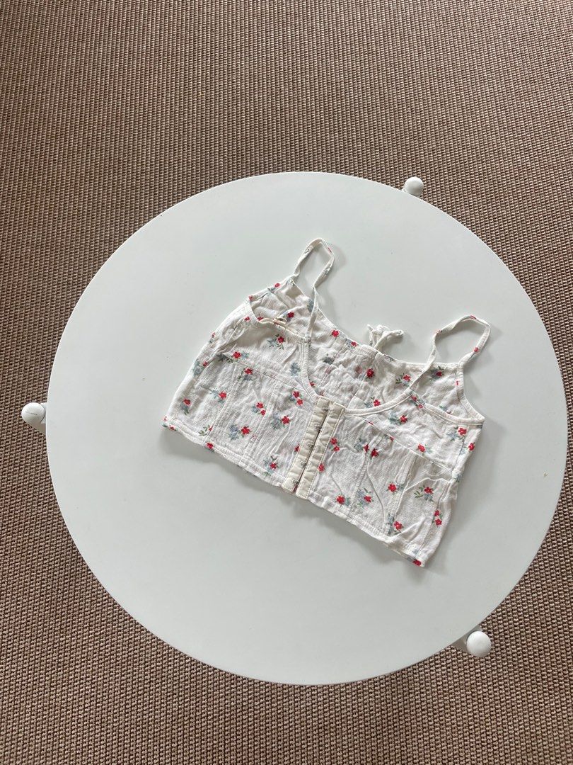 L.A. Hearts Floral Crop Top (Category: Others Tops) located in Muntinlupa City. Submitted by henlo03 (Listing ID 1408543143, Image 3). Description: - L.A. Hearts crop top - Size: Small - Features: - Delicate floral print - Adjustable straps - Lace-up front detail - Button-up front - Made of lightweight fabric - Ideal for warm weather.