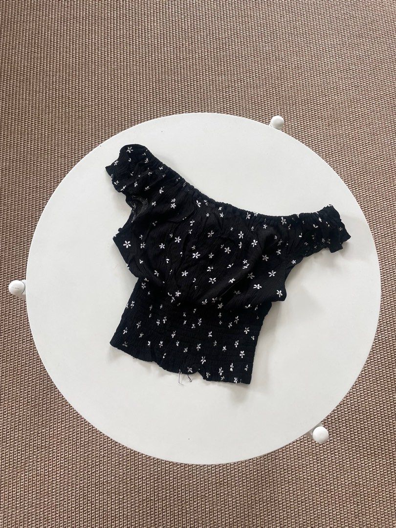 L.A. Hearts Floral Top - Size S (Category: Blouses) located in Muntinlupa City. Submitted by henlo03 (Listing ID 1408541881, Image 3). Description: - L.A. Hearts black floral top - Size: Small - Design: Off-the-shoulder - Features: Smocked waist - Pattern: Small white flowers.