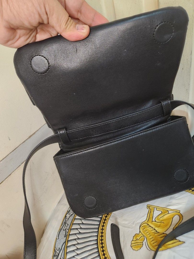 Leather sling bag intracciato (Category: Cross-body Bags) located in Taguig. Submitted by starbucksph (Listing ID 1408530403, Image 3). Description: .