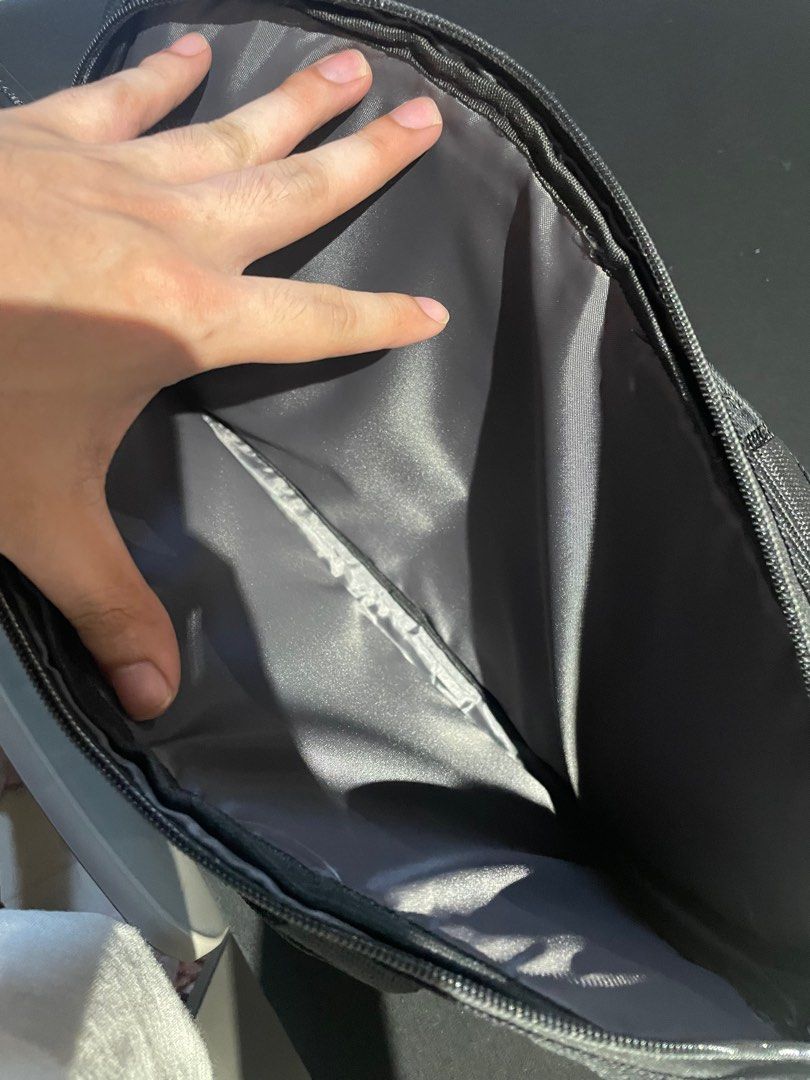Lenovo 15.6" Simple Toploader Laptop Bag (Category: Laptop Bags & Sleeves) located in Manila. Submitted by lukemafinds (Listing ID 1408562036, Image 2). Description: Lenovo Laptop Bag Original 200 only steal price na pure leather pm if interested .