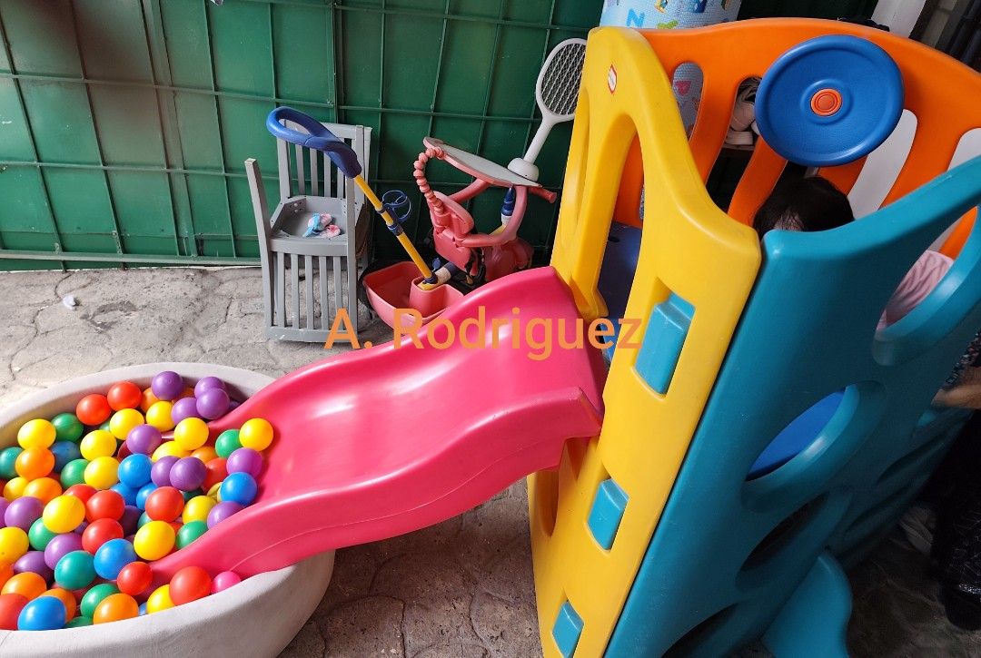 Little Tikes Slide and Ball Pit (Category: Infant Playtime) located in Manila. Submitted by declutterbabythings (Listing ID 1408597947, Image 2). Description: little tikes ball pit and balls are sold separately location Pateros .