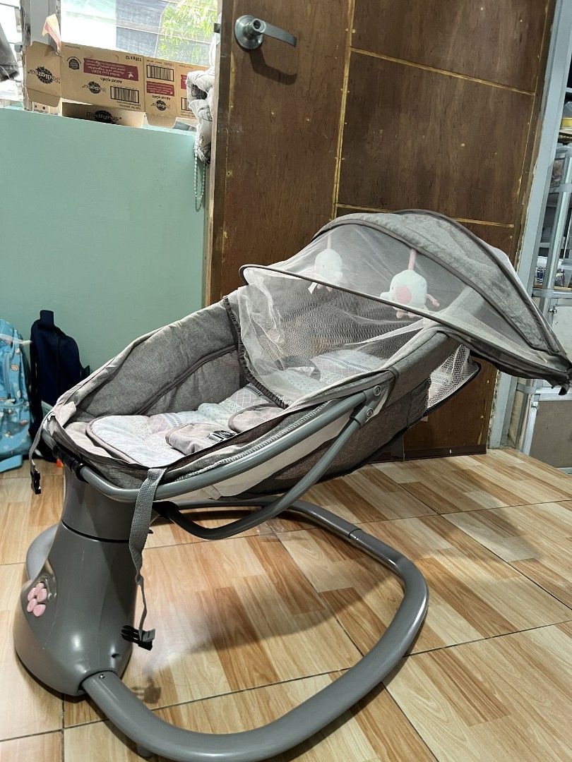 Mastela Deluxe Multi-Functional Bassinet (Category: Cots & Cribs) located in Makati City. Submitted by sanchezmarygrace05 (Listing ID 1408559951, Image 3). Description: for sale 1200 only pick up or lalamove imus area/makati area.