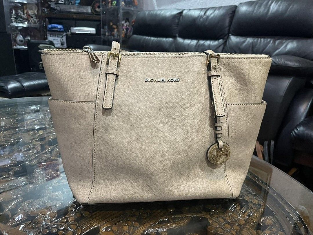 MK Michael Kors tote bag (Category: Luxury Bags & Wallets) located in Paranaque City. Submitted by shopaholicdarling (Listing ID 1408550202, Image 2). Description: kindly see pics for flaws. loc: paranaque shipping: lalamove payment: gcash.