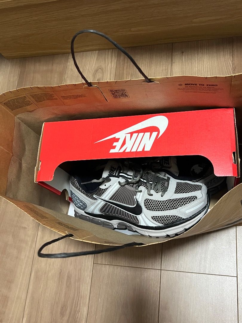 Nike Zoom Vomero 5 Sneakers (Category: Sneakers) located in Manila. Submitted by ytoci (Listing ID 1408656914, Image 1). Description: -Original Nike Zoom Vomero 5 -size 9.5 US no box original price 8,995 bought in japan -selling because it is a little bit small when i fit it (brand new, just tried them on inside the house to see if they would fit) note- due to baggage issue, box already disposed of. .