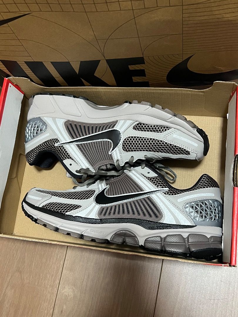 Nike Zoom Vomero 5 Sneakers (Category: Sneakers) located in Manila. Submitted by ytoci (Listing ID 1408656914, Image 3). Description: -Original Nike Zoom Vomero 5 -size 9.5 US no box original price 8,995 bought in japan -selling because it is a little bit small when i fit it (brand new, just tried them on inside the house to see if they would fit) note- due to baggage issue, box already disposed of. .