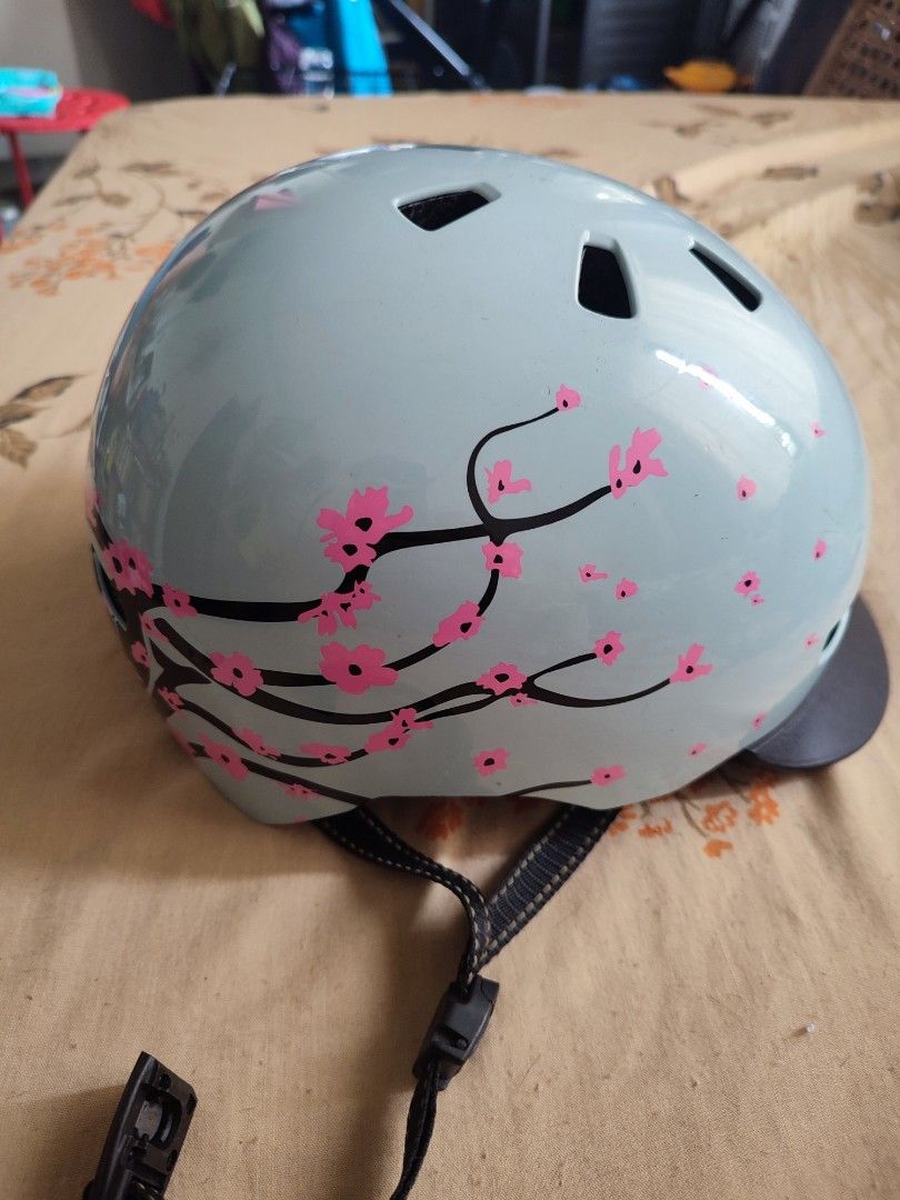 Nutcase Street Helmet (M) (Category: Bicycles) located in Del Monte. Submitted by happytiger.f719df (Listing ID 1408516411, Image 2). Description: Nutcase mips edition.