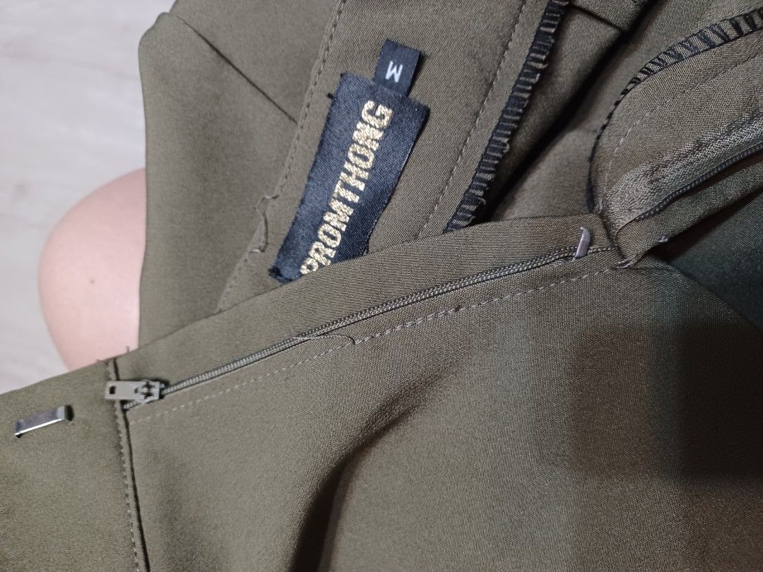 Promthong Olive Green Shorts - Size M (Category: Shorts) located in Taguig. Submitted by whitechocolatechip (Listing ID 1408635047, Image 3). Description: - Promthong olive green shorts - Size: M - Color: Olive green - Features a zipper closure (damaged) - Tailored design - Made of smooth fabric - Versatile, classic style.
