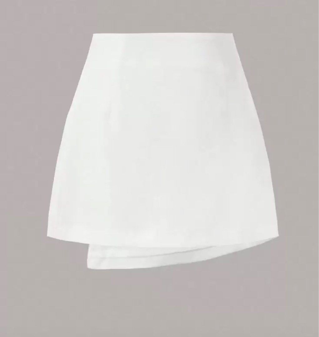 Shein white skort (Category: Skirts) located in Malabon City. Submitted by decluttergyal (Listing ID 1408616988, Image 2). Description: Used once then kept in the closet. Size is XS, can fit ‘til S though you might have to tuck in your tum (that’s what I did)..