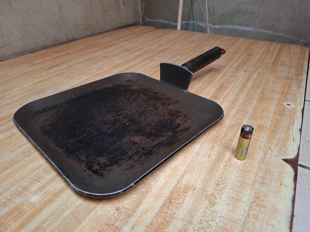 Square Shaped Griddle pan (Category: Cookware & Accessories) located in Taguig. Submitted by d_man11 (Listing ID 1408521560, Image 1). Description: Square Shaped Griddle pan - handle still firmly attached - Brand: Regal - made in USA Dimensions: 28 x 28 cm (11") square pan 46 cm long with handle .
