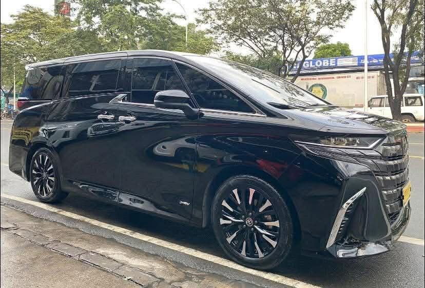 Toyota Alphard HEV Hybrid Auto (Category: Used Cars) located in Manila. Submitted by quality_cars (Listing ID 1408685290, Image 2). Description: 𝙁𝙊𝙍 𝙎𝘼𝙇𝙀 ‼️ 𝟐𝟎𝟐𝟓 𝐓𝐎𝐘𝐎𝐓𝐀 𝐀𝐋𝐏𝐇𝐀𝐑𝐃 𝐇𝐄𝐕 𝐇𝐘𝐁𝐑𝐈𝐃 𝙒𝙀 𝘼𝘾𝘾𝙀𝙋𝙏 𝙏𝙍𝘼𝘿𝙀 𝙄𝙉 𝘼𝙉𝘿 𝙁𝙄𝙉𝘼𝙉𝘾𝙄𝙉𝙂‼️ ✅MILEAGE 9TKM ✅FIRST OWNER ✅COMPLETE PAPERS ✅GOOD AS NEW ✅FRESH IN AND OUT ✅NO ISSUE ✅Two doors automatic Price: 4.478M 📍𝐓𝐀𝐍𝐃𝐀𝐍𝐆 𝐒𝐎𝐑𝐀.