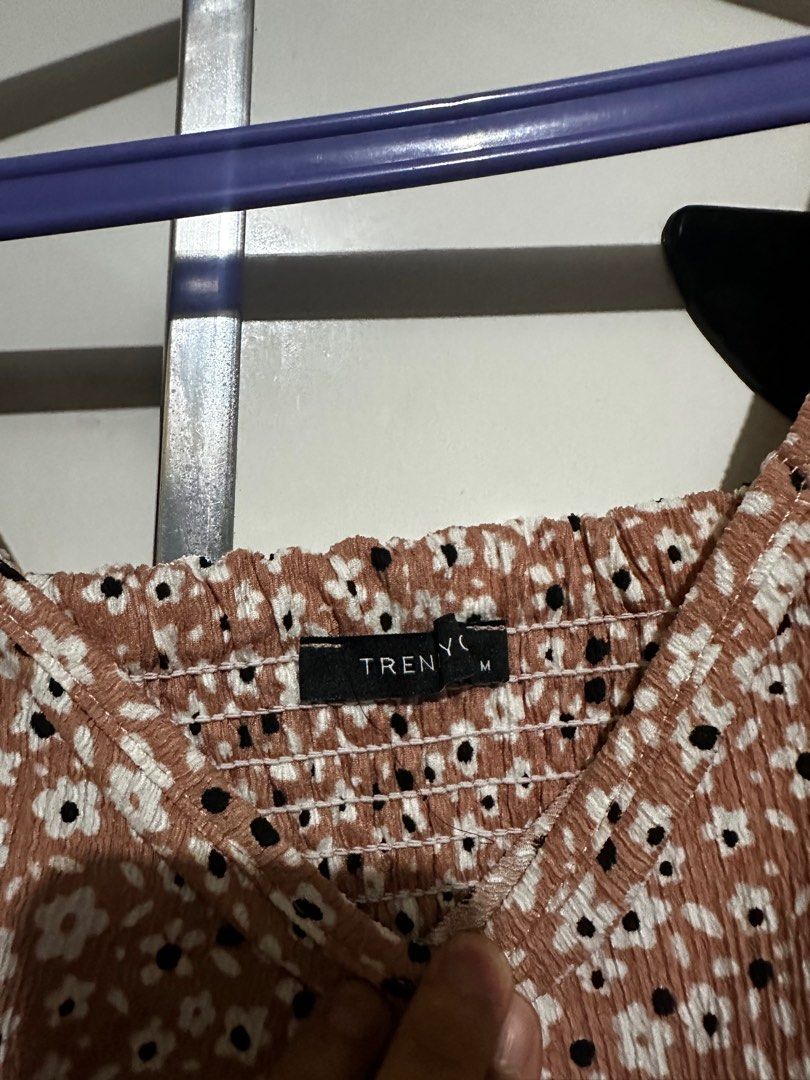 Trendyol Floral Puff Sleeve Top - Medium (Category: Blouses) located in Quezon City. Submitted by brookslide (Listing ID 1408631057, Image 2). Description: - Trendyol floral top - Brown color with white and black floral details - Features puff sleeves - Square neckline - Smocked bodice - Size: Medium Can send more photos Never been used .