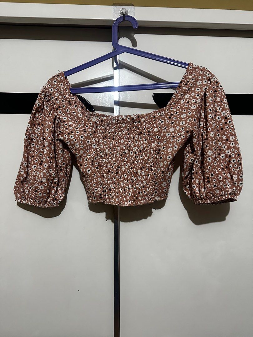 Trendyol Floral Puff Sleeve Top - Medium (Category: Blouses) located in Quezon City. Submitted by brookslide (Listing ID 1408631057, Image 3). Description: - Trendyol floral top - Brown color with white and black floral details - Features puff sleeves - Square neckline - Smocked bodice - Size: Medium Can send more photos Never been used .