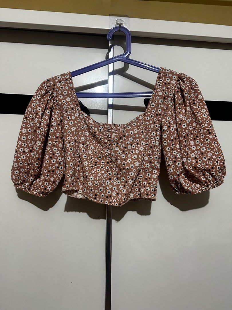 Trendyol Floral Puff Sleeve Top - Medium (Category: Blouses) located in Quezon City. Submitted by brookslide (Listing ID 1408631057, Image 1). Description: - Trendyol floral top - Brown color with white and black floral details - Features puff sleeves - Square neckline - Smocked bodice - Size: Medium Can send more photos Never been used .