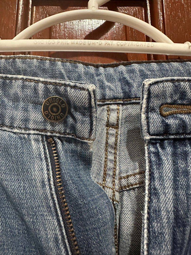 Uniqlo Cropped Jeans Size 26 (Category: Jeans) located in Makati City. Submitted by meeks_declutterin (Listing ID 1408569919, Image 3). Description: - Uniqlo cropped jeans - Classic blue wash - Size 26 (66cm) - Raw hem detail - 100% cotton - Button closure with Uniqlo logo - Made in Cambodia.