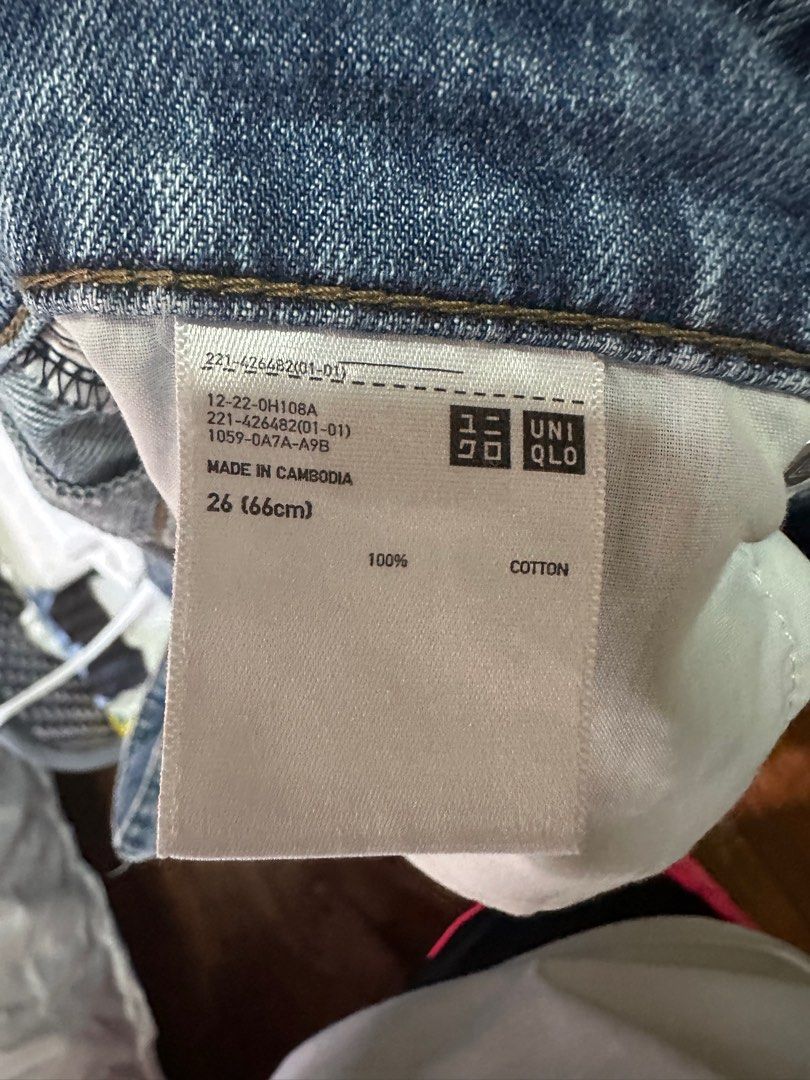 Uniqlo Cropped Jeans Size 26 (Category: Jeans) located in Makati City. Submitted by meeks_declutterin (Listing ID 1408569919, Image 1). Description: - Uniqlo cropped jeans - Classic blue wash - Size 26 (66cm) - Raw hem detail - 100% cotton - Button closure with Uniqlo logo - Made in Cambodia.