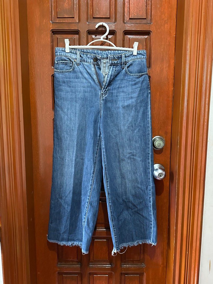 Uniqlo Cropped Jeans Size 26 (Category: Jeans) located in Makati City. Submitted by meeks_declutterin (Listing ID 1408569919, Image 2). Description: - Uniqlo cropped jeans - Classic blue wash - Size 26 (66cm) - Raw hem detail - 100% cotton - Button closure with Uniqlo logo - Made in Cambodia.