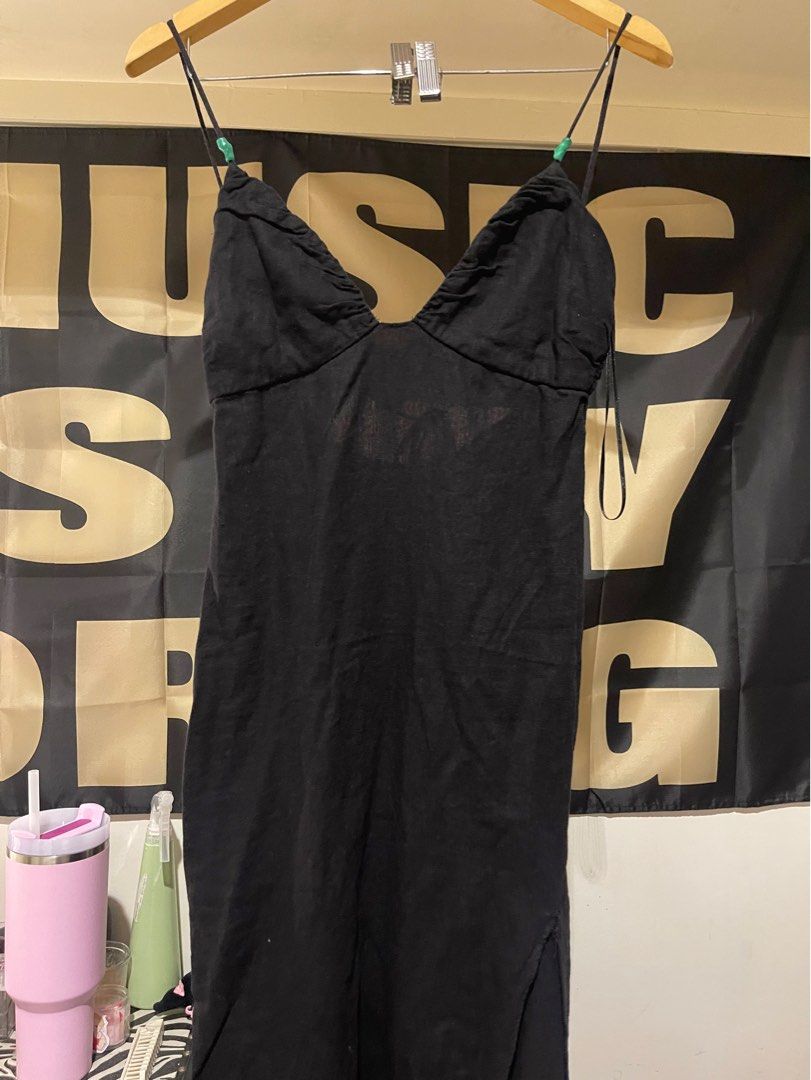 Zara black midi dress (Category: Dresses) located in Manila. Submitted by lageorgia (Listing ID 1408662522, Image 1). Description: .