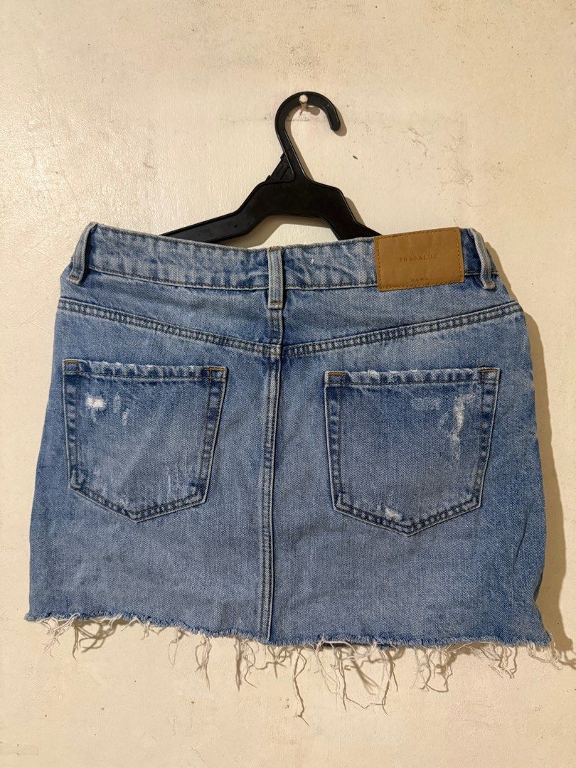 Zara Trafaluc Denim Skirt (Category: Skirts) located in Taguig. Submitted by klownicles (Listing ID 1408507850, Image 3). Description: Bought this in Singapore a couple of years back. I've worn it probably a couple of times though. Super cute and chic! Goes well with a pair of boots and a cute mini top. Hate that I'm selling this here but I've grown and can't seem to squeeze myself in it anymore haha.