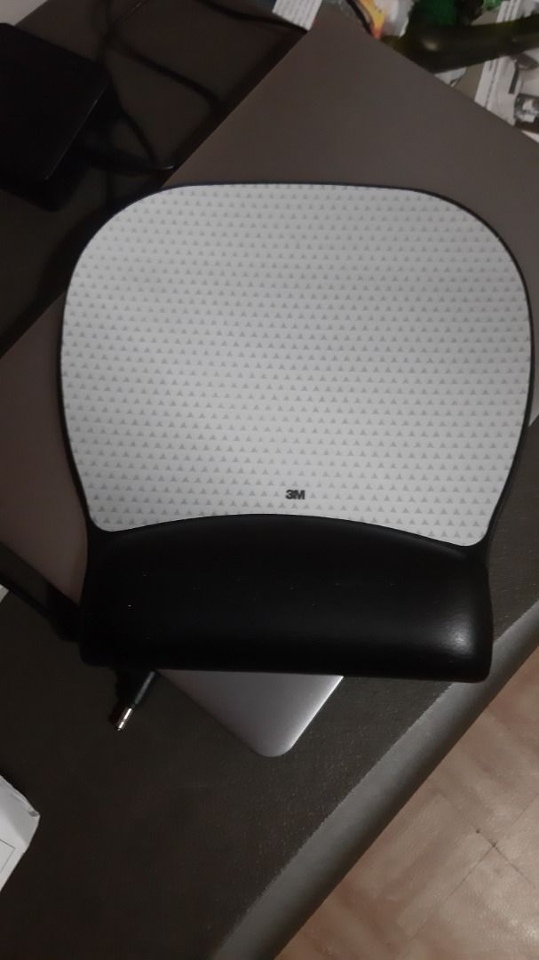 3M Ergonomic Mouse Pad with Wrist Rest (Category: Mouse & Mousepads) located in Cainta. Submitted by alpaca19 (Listing ID 1408845467, Image 1). Description: .