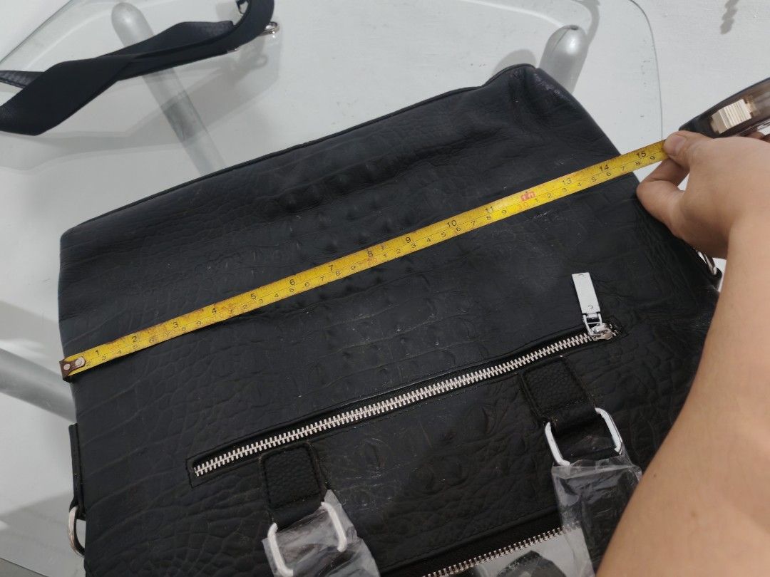 BLACK Laptop/Documents Bag-Decluttering Sale (Category: Luxury Bags & Wallets) located in Quezon City. Submitted by tiffy2010 (Listing ID 1408710039, Image 2). Description: Crocodile embossed black laptop bag Brand new Bought but never used. With shoulder straps Size-15 inches X 11. 5 inches Slightly negotiable .